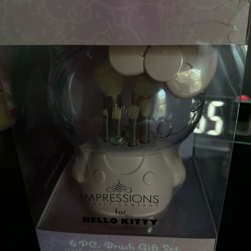 Hello Kitty Impressions Vanity Pink Brush Set